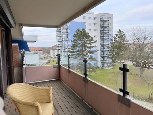 Foto - VOLLMÖBLIERTE 2-ZIMMER-WOHNUNG! Lichtdurchflutete Wohnung mit Balkon, Aufzug und TG-Stellplatz