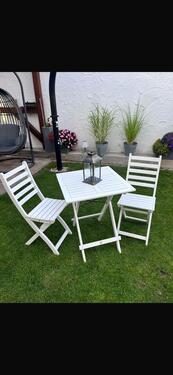 Foto - Gartenmöbel Set, ein Tisch und zwei Stühle