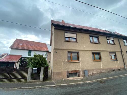 Foto - Doppelhaushälfte mit Scheune und mehreren Garagen