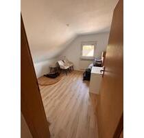 3-Zimmer Dachgeschosswohnung - 900,00&nbsp;EUR Kaltmiete, ca.&nbsp; 47,00&nbsp;m&sup2; in Stuttgart (PLZ: 70565) Vaihingen