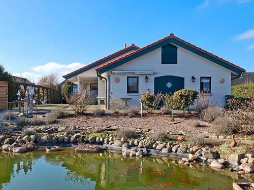 Foto - Bungalow mit Carport und idyllischem Traumgarten