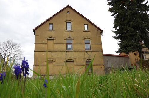 Foto - Wohnhaus mit 3 Wohnungen, 2 Garagen, großer Garten