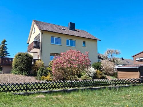 Foto - Geräumiges Haus mit Garagen und großem Garten in Burgwald