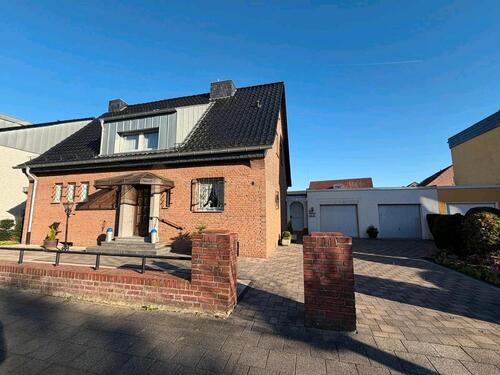 Foto - Freistehendes EFH mit Doppelgarage in Langenfeld,-Immigrath