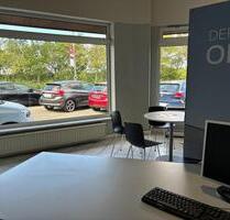 Offener Arbeitsplatz in einem Showroom eines Autohauses in Zeulenroda-Triebes