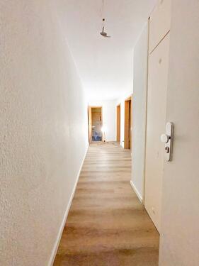 Foto - Teilmöblierte helle 2-Zimmer-Dachgeschosswohnung mit EBK