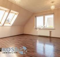 NÜBBEL: Großzügige 3-Zimmer-Dachgeschosswohnung mit zus. Studio im Spitzboden und Carportstellplatz