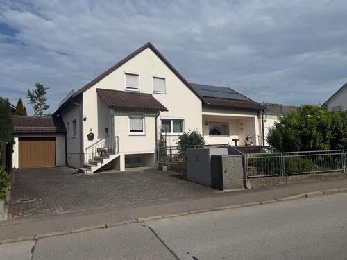 Foto - 2-Familienhaus mit Werkstatt-Garagen in Straubing Ittling