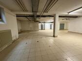 Foto - Geräumige Lagerfläche mit Sanitärräumen in zentraler Lage - optional mit sechs Tiefgaragenstellplätzen