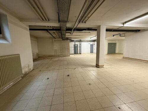 Foto - Geräumige Lagerfläche mit Sanitärräumen in zentraler Lage - optional mit sechs Tiefgaragenstellplätzen