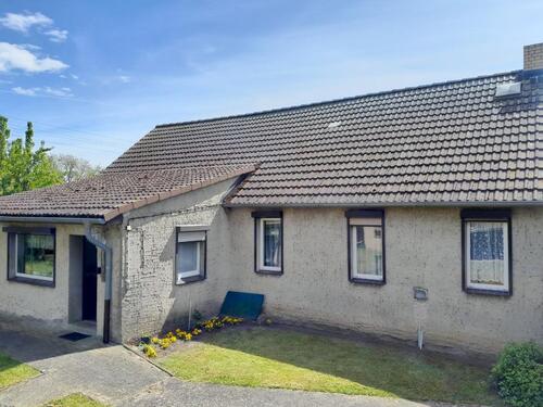 Foto - Haus auf großem Grundstück, mit angrenzendem Feld und Fernblick