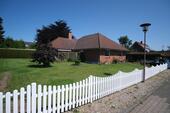 Foto - Walmdachbungalow mit Keller, Sauna und Außenpool