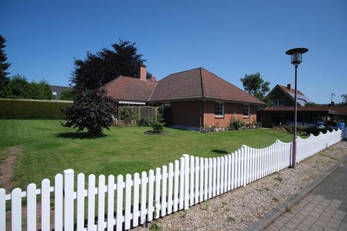 Foto - Walmdachbungalow mit Keller, Sauna und Außenpool