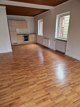 Foto - 3-ZKB-Wohnung über 2 Ebenen, Küche & Sofa, sehr zentral
