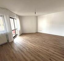 Renovierte 2-Zimmer-Wohnung mit Balkon, Einbauküche & Aufzug - Nürnberg Rabus