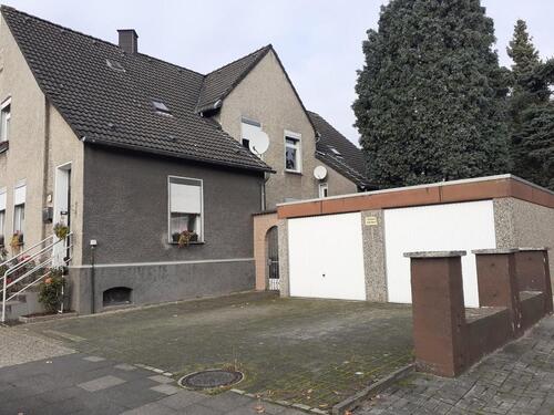 Foto - Handwerker aufgepasst: große Dopelhaushälfte mit Riesengrundstück