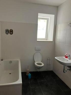 Foto - Zweitbezug nach San.! Großzügige 2-Zimmer mit Wanne, EBK und Laminat in zentraler Lage