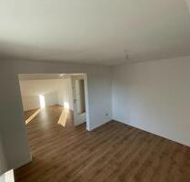 Schöne 3-Zimmer-Dachgeschosswohnung m. Balkon (90 m2 Grundfläche) - Lappersdorf