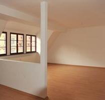 Gemütliche City-Dachgeschosswohnung direkt am Hauptmarkt mit EBK und Aufzug! - Zwickau