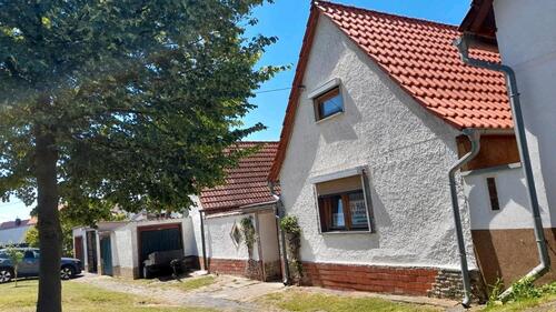 Foto - Charmantes freistehendes Haus mit Garagen und Garten zu verkaufen