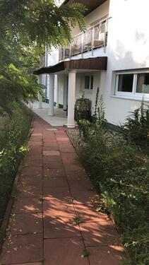 Foto - Stadtvilla in den Felsenhang gebaut