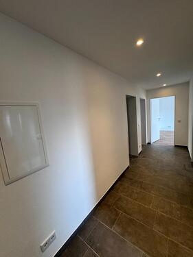 Foto - Frisch Renovierte 3-Zimmer Wohnung mit Balkon in Roth, 1. OG