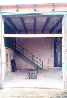 Foto - HALLE GROSSGARAGE WERKSTATT m. GRUBE und BÜRO LAGER GARAGE 110 qm