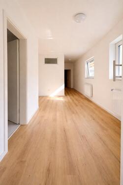 Foto - Modern sanierte 2-Zimmer-Wohnung mit offener eingebauter Wohnküche inkl. Strom und Heizkosten