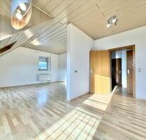 Charmante 2‑Zimmer‑Dachgeschosswohnung in Thalmassing