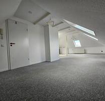 1 Zi Dachgeschoßwohnung zum 01.05.2026 in Büdelsdorf zu vermieten