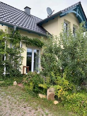 Foto - Neuwertiges KfW-55 EFH auf Eckgrundst. in zent., naturhafter Lage