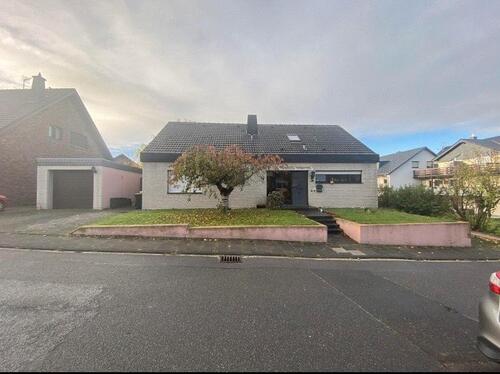 Foto - Exclusives Einfamilienhaus, 7 Zimmern Schwimmbad und Wintergarten