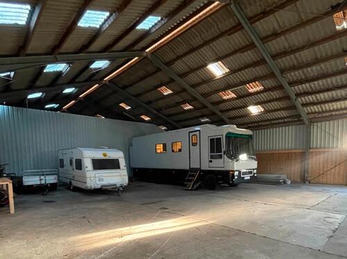 Foto - Biete Hallenstellplätze für Wohnmobile oder Oldtimer