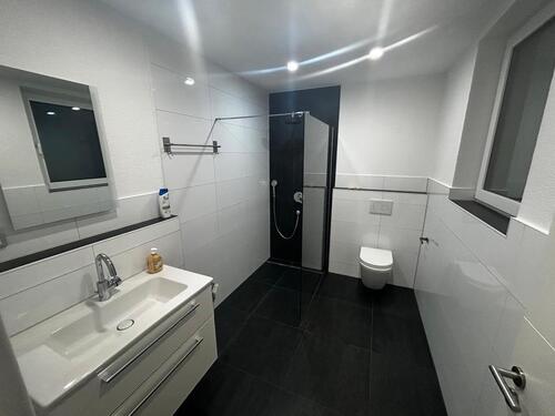 Foto - Modernes Zimmer mit Bad in Ellhofen