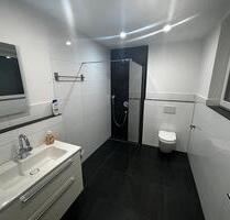 Modernes Zimmer mit Bad in Ellhofen