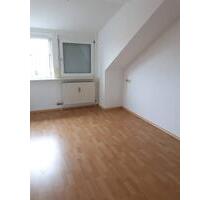 Gemütliche 2,5-Zimmer-Dachwohnun mit Parkplatz und Keller zu ver - Schwäbisch Gmünd Bargau