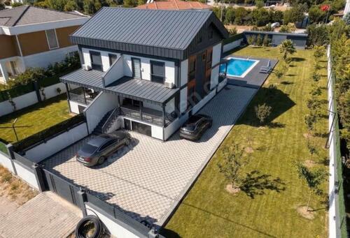 Foto - Haus mit 6 Schlafzimmern in einem großen Garten und swimmingpool