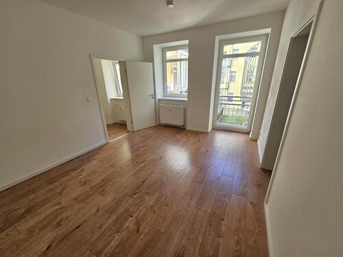Foto - Maisonettewohnung mit Terrasse, Gäste- WC, Tageslichtbad mit Badewanne und schönem Laminatboden!