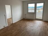 Foto - Treppensteigen wird mit Aussicht belohnt! Bezugsfertige 3-Raum-Wohnung mit Badewanne und Balkon frei