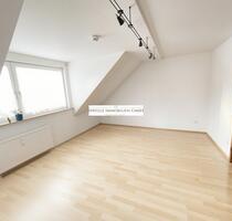 Tolle 3 Zimmer-Maisonette-Wohnung mit Balkon und Stellplatz zu vermieten. - Wiernsheim