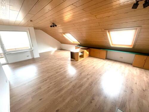 Foto - Helle 3-Zimmer DG Wohnung - 950,00&nbsp;EUR Kaltmiete, ca.&nbsp; 92,00&nbsp;m&sup2;