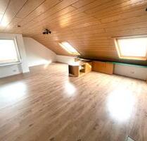 Helle 3-Zimmer DG Wohnung - 950,00&nbsp;EUR Kaltmiete, ca.&nbsp; 92,00&nbsp;m&sup2; in Aspach (PLZ: 71546)