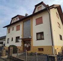 Freistehendes Mehrfamilienhaus mit 3 Wohneinheiten in Glauburg