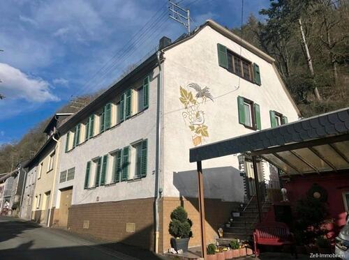Foto - Großzügiges Ein- bis Zweifamilienhaus mit Garage, Terrasse usw.