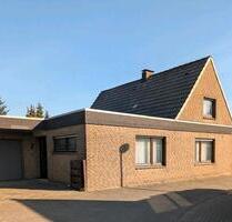 Freistehendes Einfamilienhaus mit Flachdachanbau - Ahaus