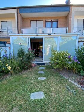 Foto - Massives Reihenhaus mit Wintergarten und Garage