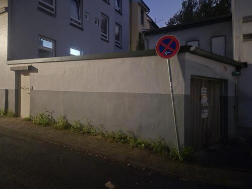 Foto - Zentrale Lagerfläche mit integrierter Garage