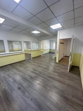 Foto - Helle Bürofläche mit 210 m² im 1. OG – 7 Räume – 247 Zugang