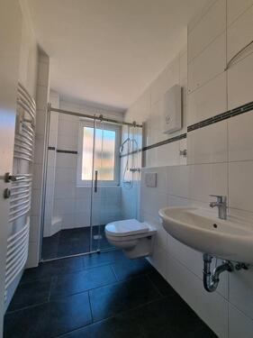 Foto - Ruhige Wohnlage mit zentraler Anbindung! Modern renovierte 2-Zimmer-Erdgeschosswohnung mit Balkon
