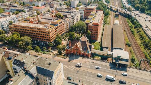 Foto - Kleinteilige Büroflächen im ehem. Kaiser-Bahnhof Westend 